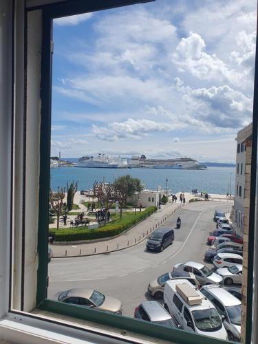 een uitzicht vanuit een raam van een parkeerplaats bij Our Best Chapter in Split