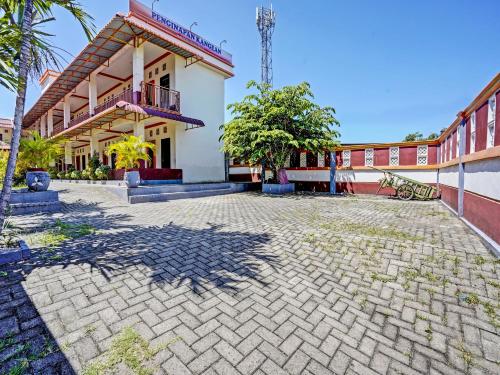 un edificio con una entrada de ladrillo delante de él en SPOT ON 92527 Penginapan Kangean Syariah, en Sumenep
