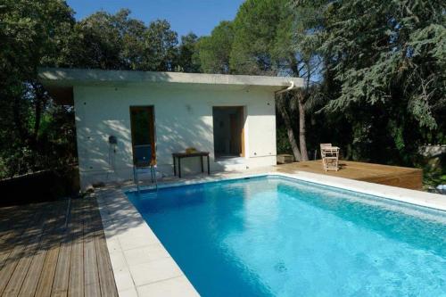 une piscine devant une maison dans l'établissement Les Hauts de Saint Siffret, à Saint-Siffret