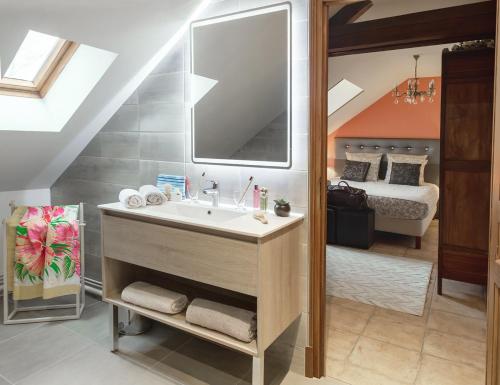 Mareuil-sur-CherにあるLes Aulnaies - B&Bのバスルーム(シンク付)、ベッド1台が備わります。