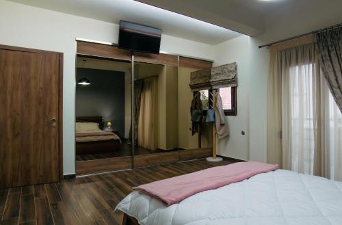 Postel nebo postele na pokoji v ubytování Eclectic 2BR apartment