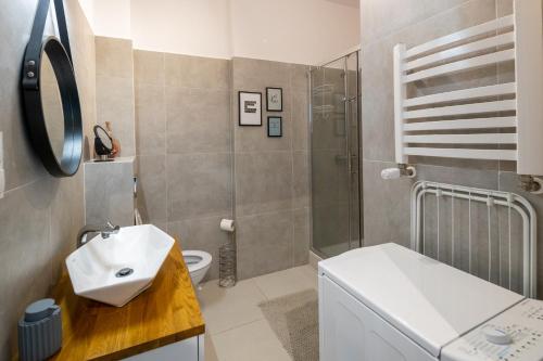 y baño con lavabo y ducha. en Apartament Zakatek z miejscem parkingowym, en Bielsko-Biala