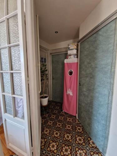 - un couloir avec un réfrigérateur rose dans la chambre dans l'établissement Nice : Beau trois pièces lumineuse avec vue dégagée., à Nice
