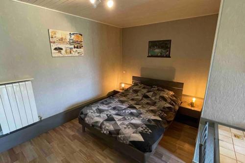- une chambre avec un lit et 2 tables de nuit avec des bougies dans l'établissement Maisonnette studio jardinet, à Gréoux-les-Bains