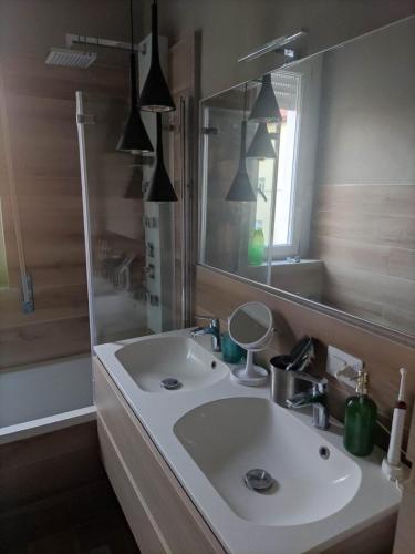 een badkamer met een witte wastafel en een spiegel bij Danilo in Monza