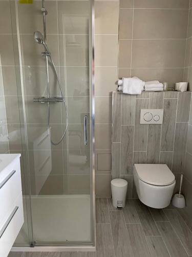 Bilik mandi di Hôtel La Vigneraie
