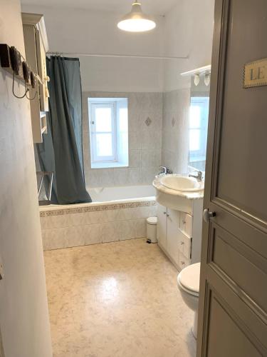 une salle de bain avec une baignoire, un lavabo et des toilettes dans l'établissement LA MUSCADELLE : le calme du sud de la France, à Marseillette
