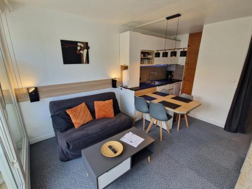 uma sala de estar com um sofá e uma mesa em Studio Moderne au pied des pistes 4 Pers - La Pierre Saint-Martin GR10 em Arette