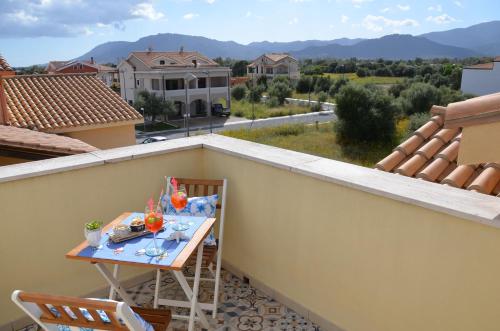 einen Tisch und Stühle auf einem Balkon mit Aussicht in der Unterkunft Casa Vittorina in Pula
