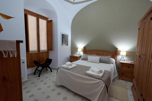 um quarto com uma cama com duas toalhas em Casa Rural El viejo Olivo em Valencia de Ventoso