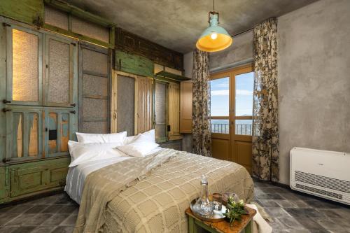 Ένα ή περισσότερα κρεβάτια σε δωμάτιο στο Via Roma Charming Rooms