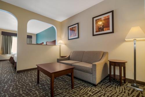 Ruang duduk di SureStay Plus Hotel by Best Western Topeka