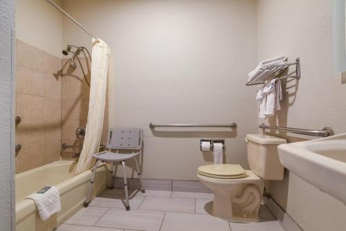 ein Badezimmer mit einem WC, einer Badewanne und einem Waschbecken in der Unterkunft SureStay Plus Hotel by Best Western Topeka in Topeka