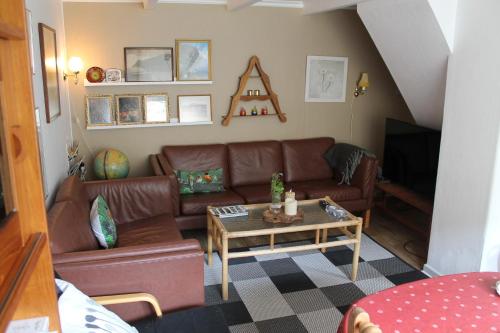 un soggiorno con divano e tavolo di Cottage in Saksun a Saksun