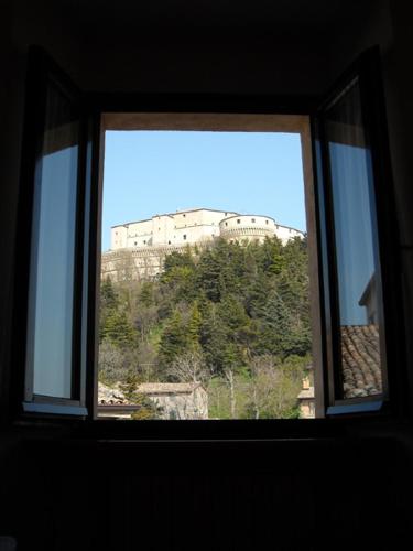Blick auf eine Burg aus dem Fenster in der Unterkunft Affittacamere Arcobaleno in San Leo