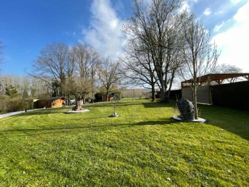 een grasveld met bomen in een veld bij Escapade de Vauclair in Bouconville-Vauclair