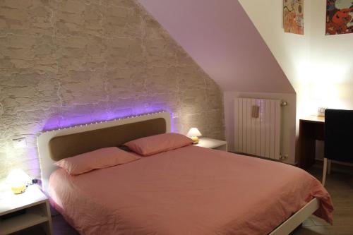 Incantevole Casina di Mara WiFi molto attrezzata في توسكانيا: غرفة نوم مع سرير مع أضواء أرجوانية عليه