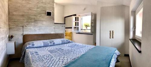 una camera con un letto con una coperta blu e bianca di Agriturismo Terre Rosse Portofino a Portofino
