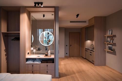 1 dormitorio con lavabo y espejo en Nils am See en Weiden am See