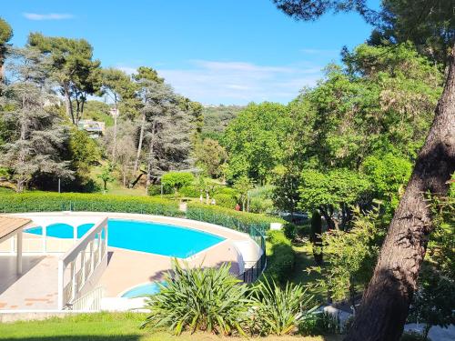 una piscina in un cortile alberato di Évasion à deux, domaine prestigieux, jacuzzi et parking privés, piscine a Cannes
