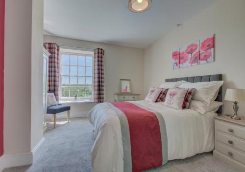 Un dormitorio con una cama grande y una ventana en Trefnant Hall, en Welshpool