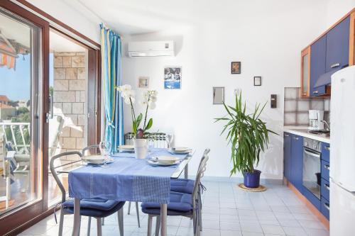Gambar di galeri bagi Apartments Teo di Podgora