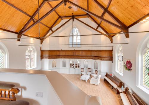 um quarto grande com uma igreja com um tecto grande em The Old Chapel Annexe em Nayland