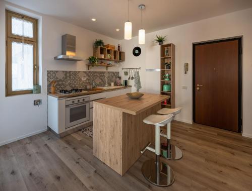uma cozinha com um balcão de madeira num quarto em La Casetta a Santa em Santa Marinella