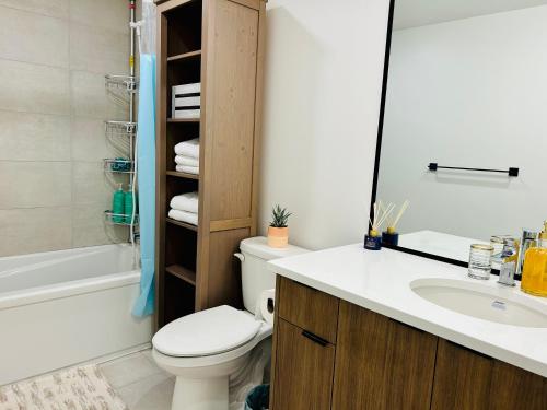 een badkamer met een toilet, een wastafel en een bad bij Victoria private studio suite in Victoria