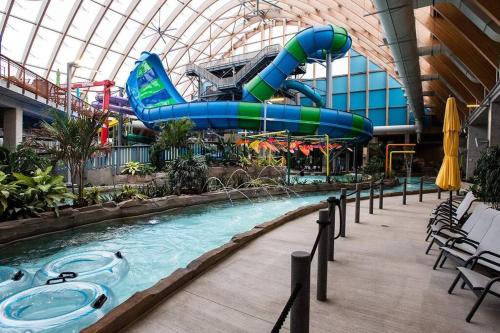 uma piscina num centro comercial com um escorrega aquático em Chic Catskills Getaway Bungalow em Hurleyville