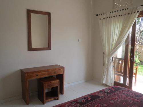 Кровать или кровати в номере Mesari Homestay & Warung