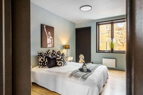een slaapkamer met een groot bed en een raam bij Flott leilighet MIDT i Tønsberg! in Tønsberg