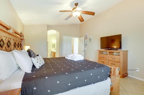 Katil atau katil-katil dalam bilik di Near Golfing Avondale Home with Heated Pool!