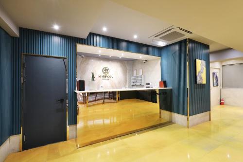 a room with blue walls and a table in a room at Mariposa Hotel Songtan in Pyeongtaek