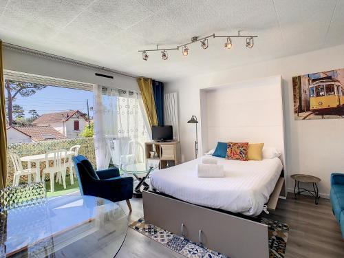 een slaapkamer met een bed en een glazen tafel bij Plein Sud in Royan
