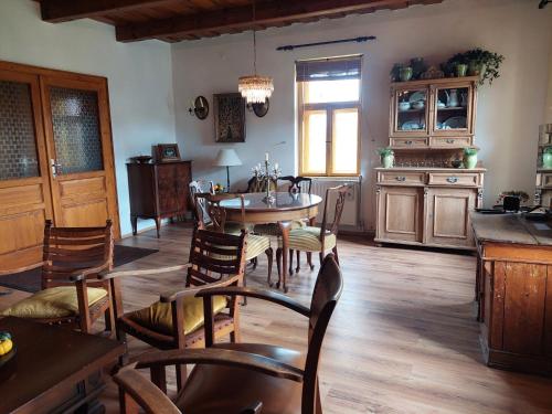 a kitchen and dining room with a table and chairs at Patak Üdülőház (Ferienhaus) in Nagyvisnyó