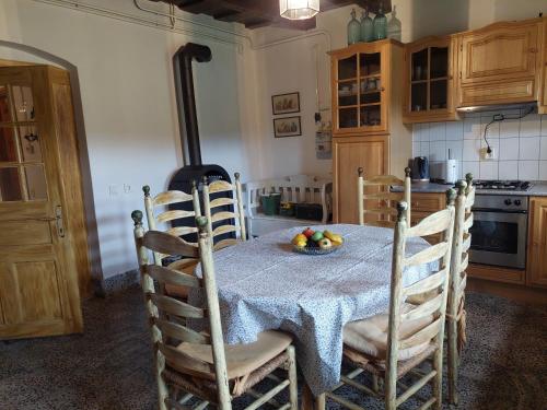 a kitchen with a table with a bowl of fruit on it at Patak Üdülőház (Ferienhaus) in Nagyvisnyó