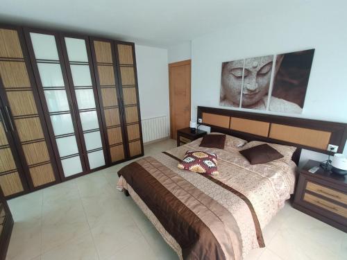 ein Schlafzimmer mit einem Bett und einem Wandgemälde in der Unterkunft Planta baja en chalet con encanto in Bárcena de Cicero