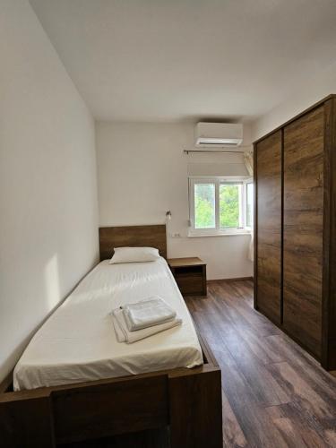 sypialnia z dużym łóżkiem i oknem w obiekcie Modern Seaview House Fiore w mieście Starigrad-Paklenica
