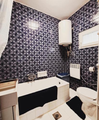 a bathroom with a toilet and a sink at ŐzikeLak24 in Szigetmonostor