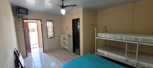 Pokój z łóżkiem piętrowym i korytarzem w obiekcie Kitnet Apto em Cabo Frio RJ - Recanto das Corujas w mieście Cabo Frio