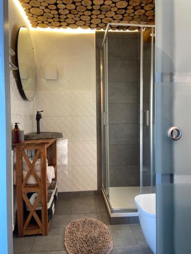 Ένα μπάνιο στο Doppelzimmer mit Bad & Balkon
