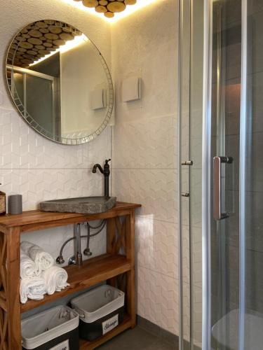 bagno con doccia, lavandino e specchio di Doppelzimmer mit Bad & Balkon a Simmersfeld