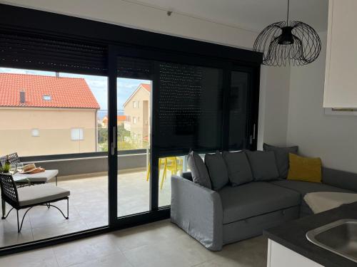 a living room with a couch and a large window at Sun in Mandre