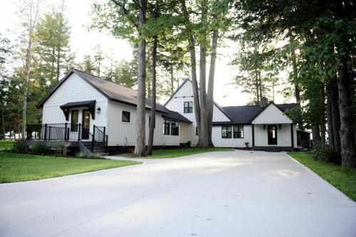 Kalkaska Lakefront Retreat – Photos 3