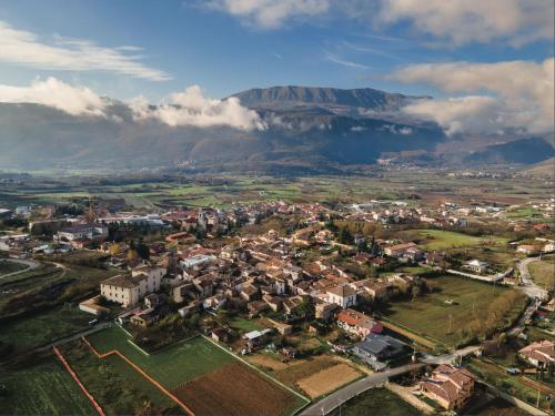 una vista aerea di una città con una montagna sullo sfondo di CASANTO' a San Demetrio neʼ Vestini