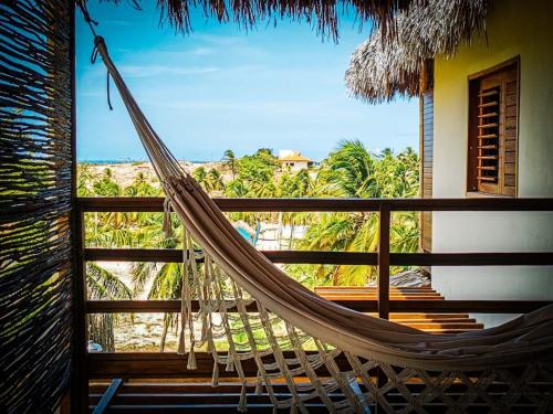 een hangmat op een balkon met uitzicht op de oceaan bij Casa Vannina uma casa encantadora em Icaraizinho ! in Icaraí