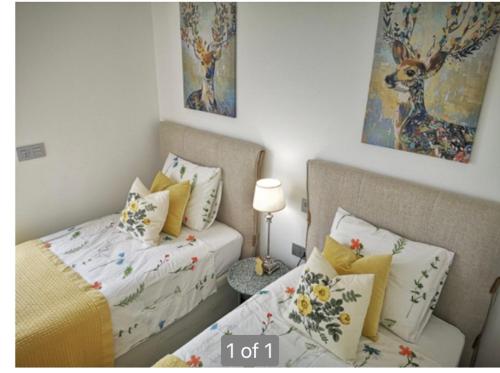 a bedroom with a bed and a bed and a bed and a bedskirts at Bahia Homes Torrevieja in Torrevieja