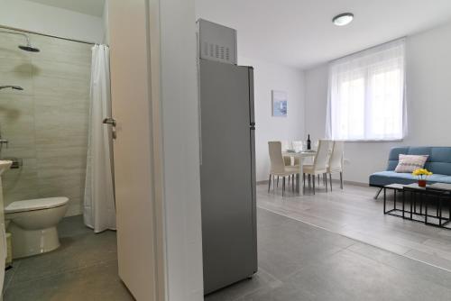 La salle de bains est pourvue d'une douche et de toilettes. dans l'établissement Apartmani Castrum, à Kaštela