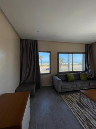 傑迪代的住宿－HOTEL DEL MAR MAZAGAN，带沙发和2扇窗户的客厅